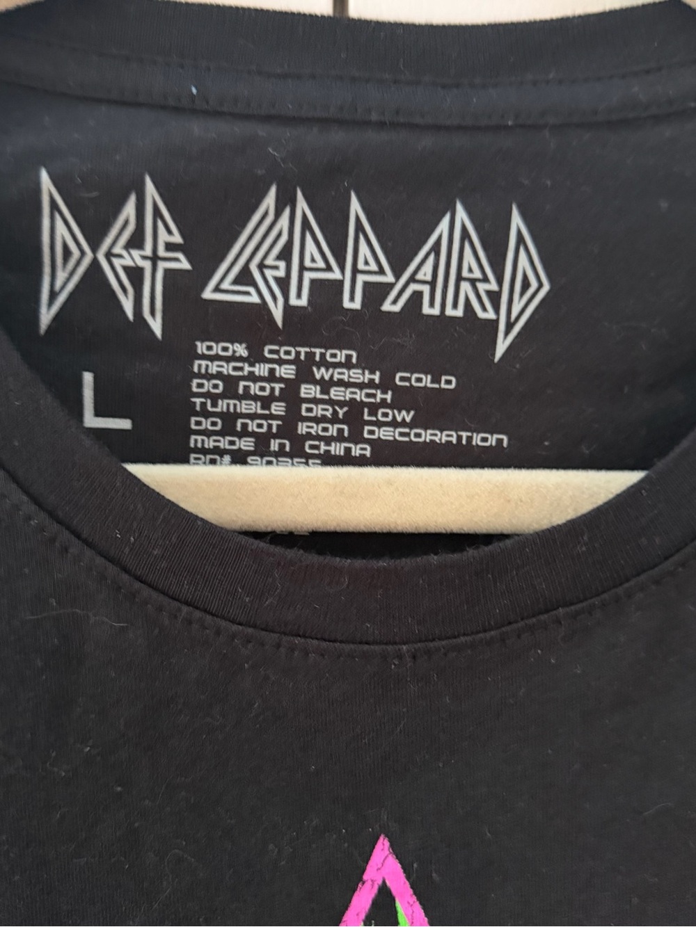 Def Leppard Graphic Tee - Picture 2 of 3